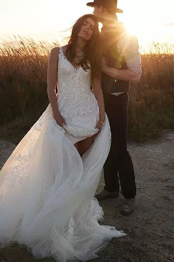 A Wedding Dress Dictionary: The Terms You Need to Know Before You Shop!. Desktop Image