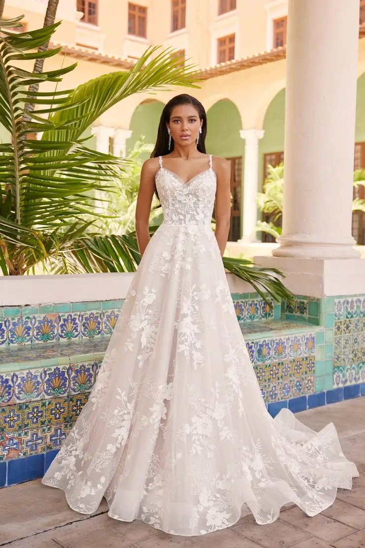 Embracing the Romance: Bring your true love into your gown!. Desktop Image