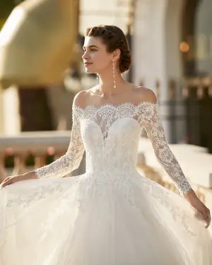 Bridal gown purchasing timeline. Mobile Image